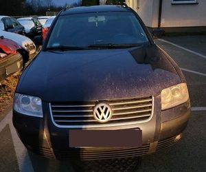 ciemny Volkswagen Passat na parkingu