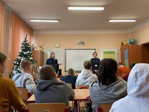 policjantki podczas prelekcji w szkole z uczniami