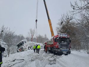 wyciągana cysterna z rowu z udziałem sprzętu