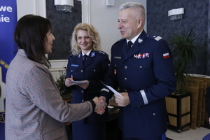 Nadinsp. Artur Bielecki Komendant Wojewódzki Policji w Lublinie składa życzenia podopiecznej Prezes Fundacji Pomocy Wdowom i Sierotom Po Poległych Policjantach.