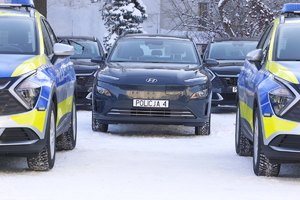 Na zdjęciu widzimy nowe radiowozy Lubelskiej Policji. Po lewej jak i po prawej stronie zdjęcia oznakowane radiowozy marki Kia Sportage. W środkowej części zdjęcia nieoznakowany radiowóz marki Hyundai Kona Electric.