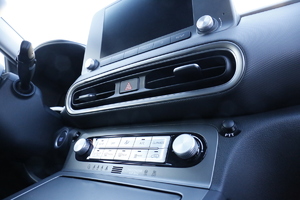 Panel sterujący wewnątrz samochodu marki Hyundai Kona Electric.