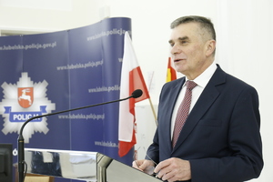 Wojewoda Lubelski Lech Sprawka gratuluje funkcjonariuszom otrzymana nowych radiowozów.