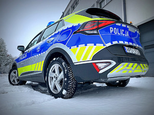 Nowy oznakowany radiowóz marki Kia Sportage z napisami policja.