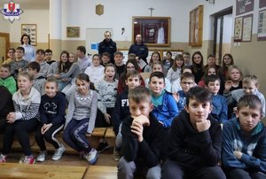 policjanci na spotkaniu z uczniami