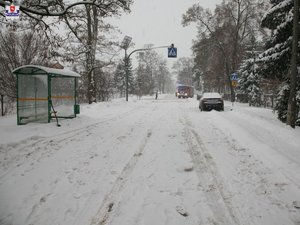 miejsce wypadku drogowego, droga w śniegu