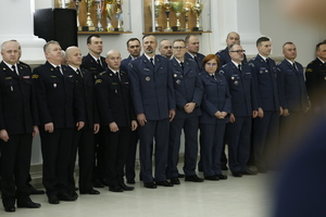 Funkcjonariusze Straży Pożarnej oraz Służby Więziennej i Straży Pożarnej podczas spotkania Wigilijnego.