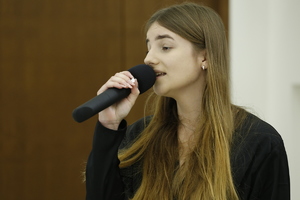 Julia Kurdziel śpiewa kolędę.