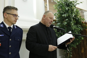 Ks. Bogdan Zagórski odmawia modlitwę podczas spotkania Wigilijnego.