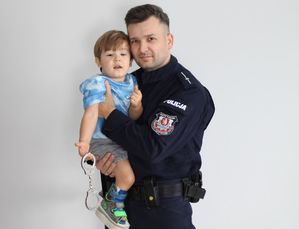 Wiktor z tatą policjantem