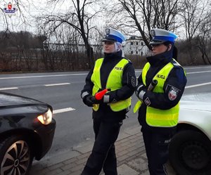 policjaNTKI STOJĄ PRZY DRODZE