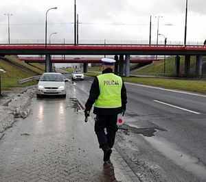 policjant ruchu drogowego zatrzymuje pojazd