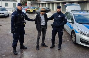 policjanci z zatrzymanym mężczyzną