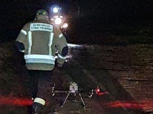strażak i dron na drodze polnej