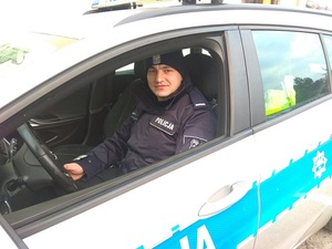 policjant w radiowozie