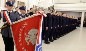 Na zdjęciu widzimy funkcjonariuszy Pocztu Sztandarowego z Sztandarem Komendy Wojewódzkiej Policji w Lublinie. W drugim planie zdjęcia nowi funkcjonariusze.