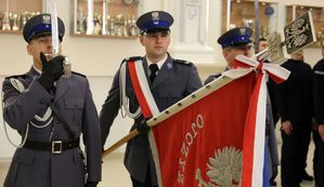 Funkcjonariusze Pocztu Sztandarowego z Sztandarem Komendy Wojewódzkiej Policji w Lublinie.