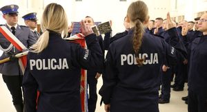 Funkcjonariusze ślubują na Sztandar Komendy Wojewódzkiej Policji w Lublinie.