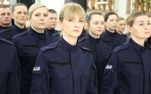 Zdjęcie przedstawia nowych funkcjonariuszy ubranych w granatowe mundury koloru granatowego z napisem policja.