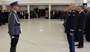 Dowódca uroczystości melduje Komendantowi Wojewódzkiemu Policji w Lublinie o zakończeniu uroczystości.