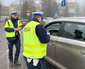 policjanci kontrolują samochód