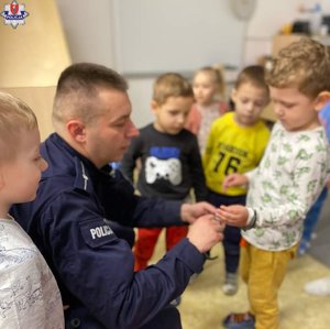 policjant z dziećmi w przedszkolu