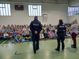 policjanci na spotkaniu edukacyjnym w Szkole Podstawowej w Jeziorzanach