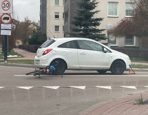 samochód i rower na skrzyżowaniu