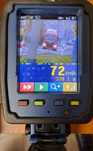 monitor laserowego miernika prędkości z obrazem samochodu ciężarowego i wskazaniem prędkości