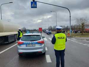 policjanci z drogówki zabezpieczają protest rolników