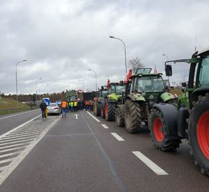 protest rolników. Ciągniki na drodze