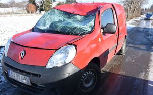 miejsce wypadku drogowego w Serokomli, uszkodzony samochód marki Renault