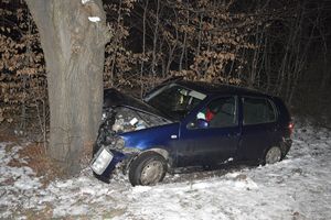 Rozbity samochód, który uderzył w drzewo