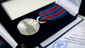 medal im. podkomisarza Policji Andrzeja Struja w etui