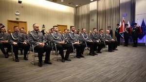 policjanci siedzący na krześle odznaczeni medalem im. podkomisarza Policji Andrzeja Struja