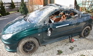 Uszkodzony samochód marki Peugeot