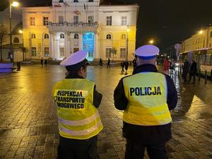 Funkcjonariusze policji oraz Inspekcji Transportu Drogowego podczas kontroli taksówek w Lublinie.