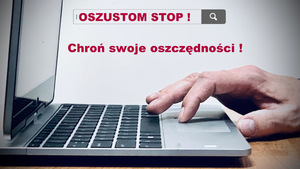 Zdjęcie poglądowe na którym widać jak ktoś używa klawiatury laptopa. Na dłonią widnieje napis oszustom stop.