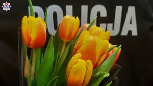 kwiaty na tle napisu Policja