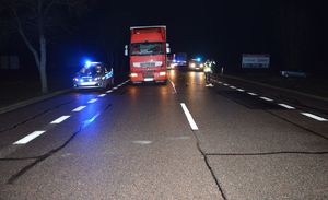 Tir i radiowóz na miejscu wypadku drogowego w nocy