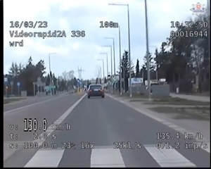 Stop klatka z wideorejestratora na którym widać poruszający się pojazd z zarejestrowaną prędkością 130 kilometrów na godzinę.