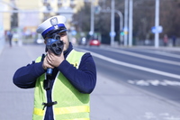 Policjant mierzy prędkość na ulicy Muzycznej w Lublinie.
