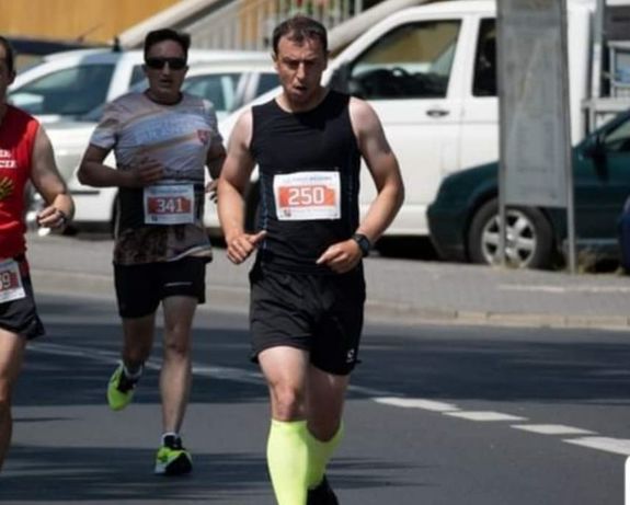policjant biegnie w maratonie