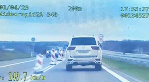 screen z videorejesratora na przekroczeniu prędkości przez pojazd osobowy