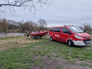 wóz straży pożarnej i łódź na rzece Wieprz