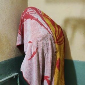osoba przykryta ręcznikiem