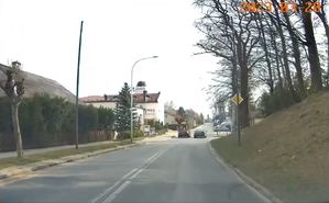 screen z nagrania na którym widać dwa pojazdy na drodze