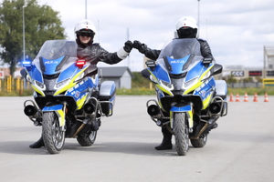 policjanci na motocyklach