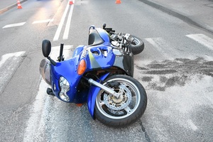 motocykl leżący na ulicy