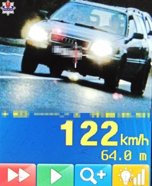 zdjęcie z urządzenia do pomiaru prędkości pojazdu, którym kierujący przekroczył dozwoloną prędkość.